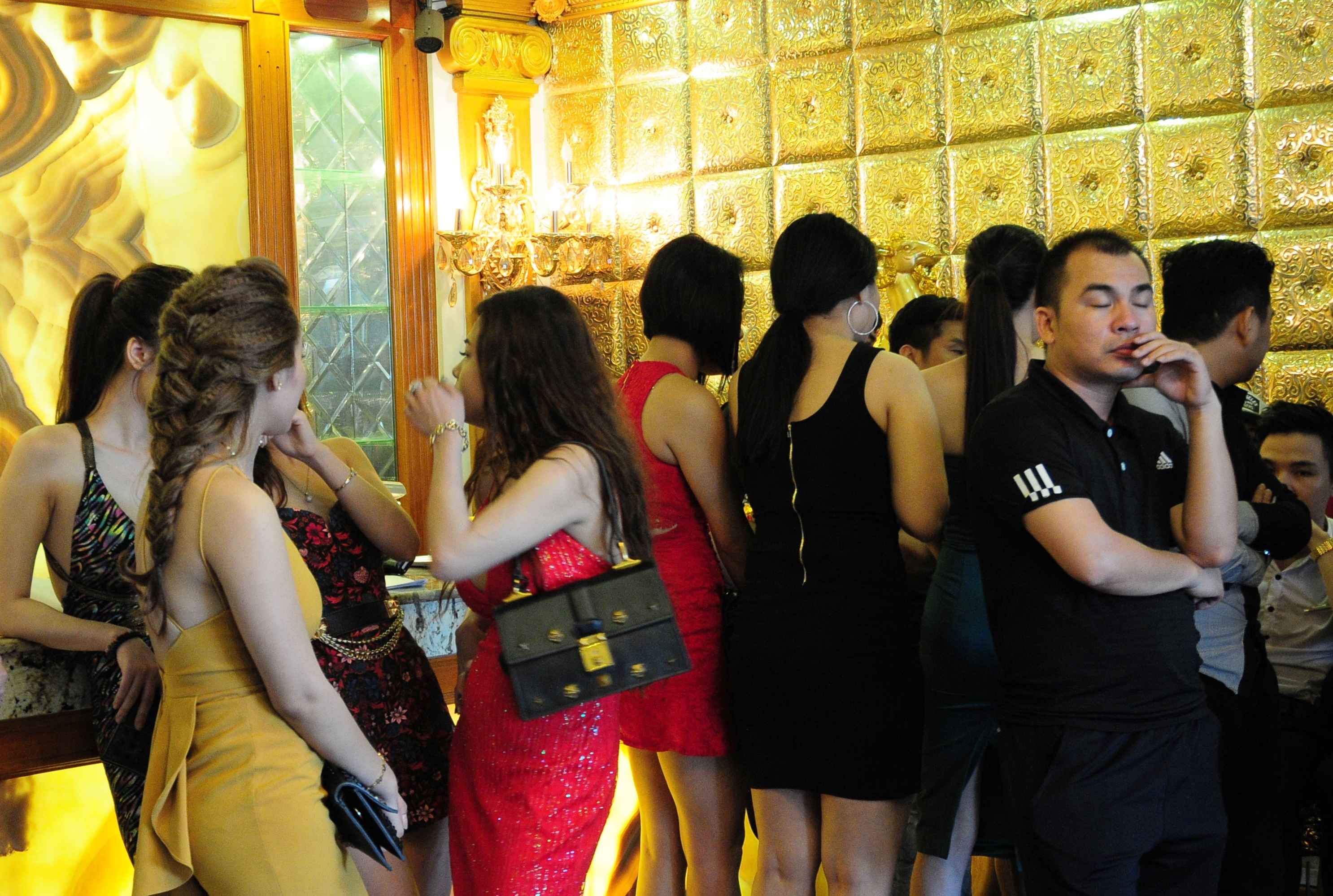 Cho phép các cơ sở kinh doanh dịch vụ karaoke, vũ trường hoạt động trở lại